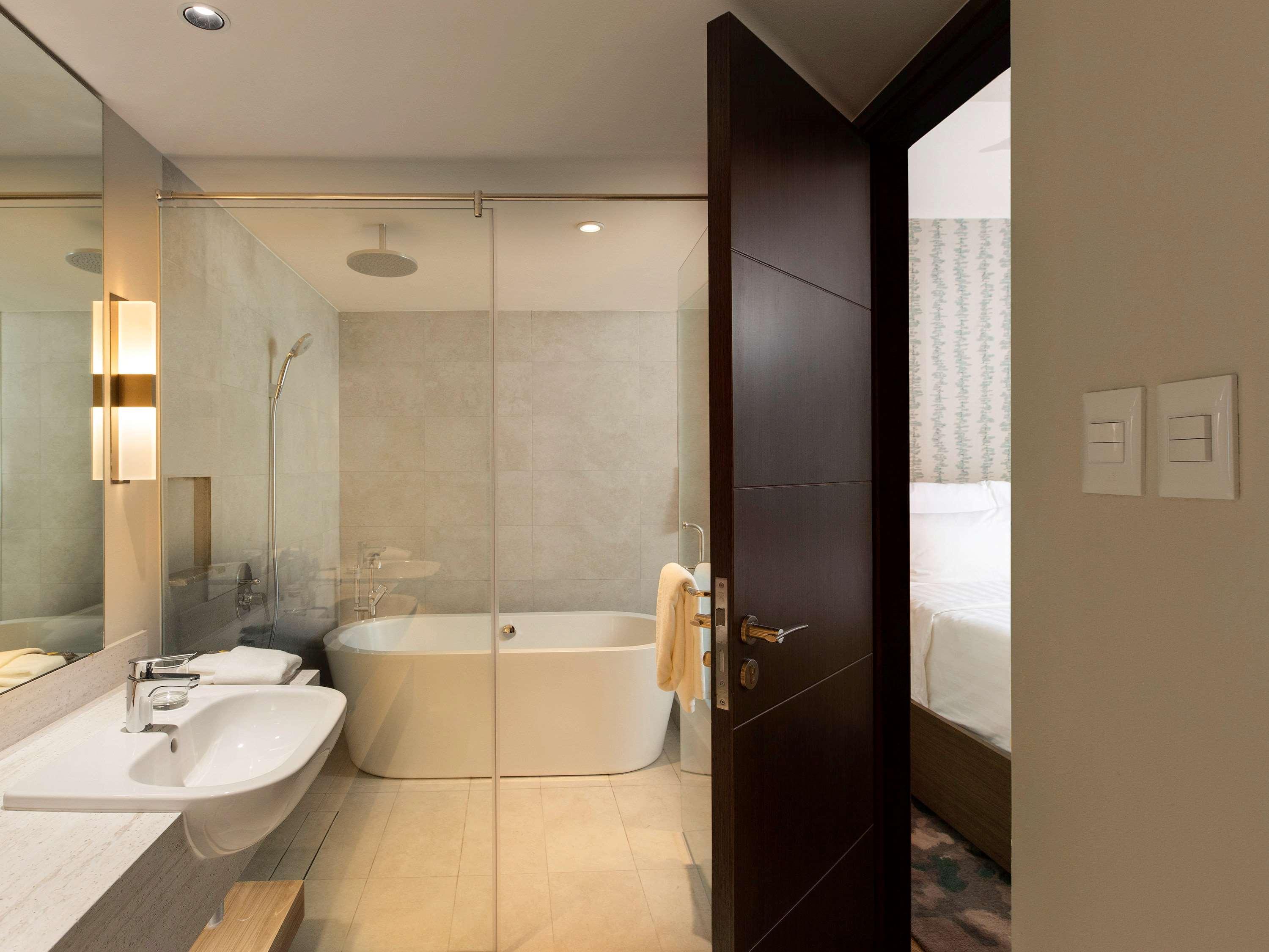 Novotel Suites Manila At Acqua Mandaluyong ภายนอก รูปภาพ