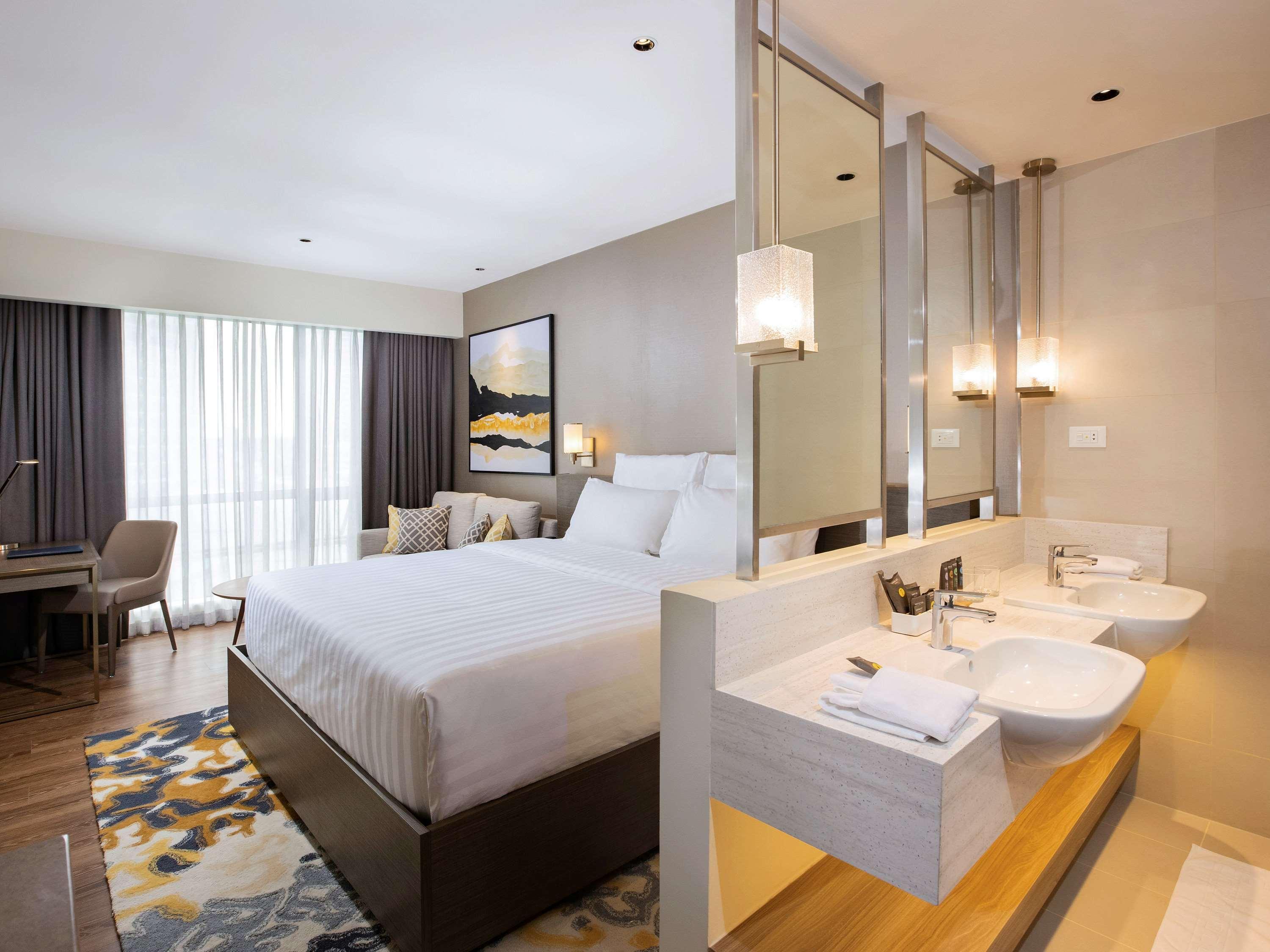 Novotel Suites Manila At Acqua Mandaluyong ภายนอก รูปภาพ