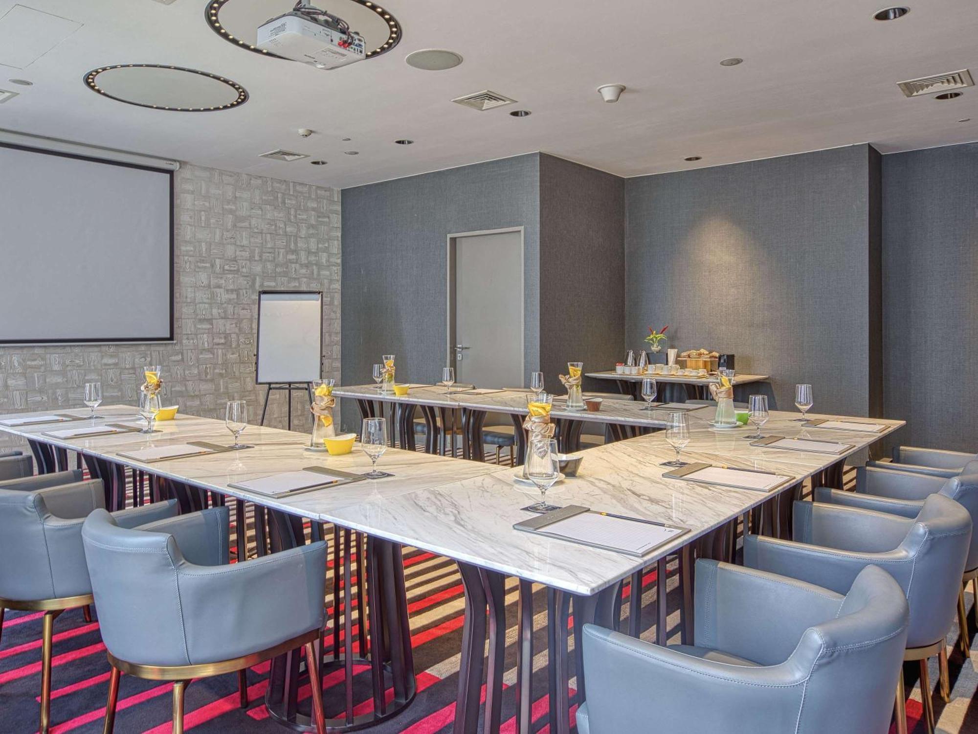 Novotel Suites Manila At Acqua Mandaluyong ภายนอก รูปภาพ