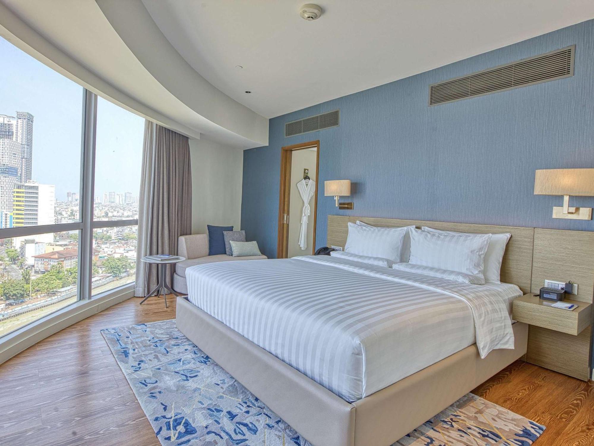 Novotel Suites Manila At Acqua Mandaluyong ภายนอก รูปภาพ