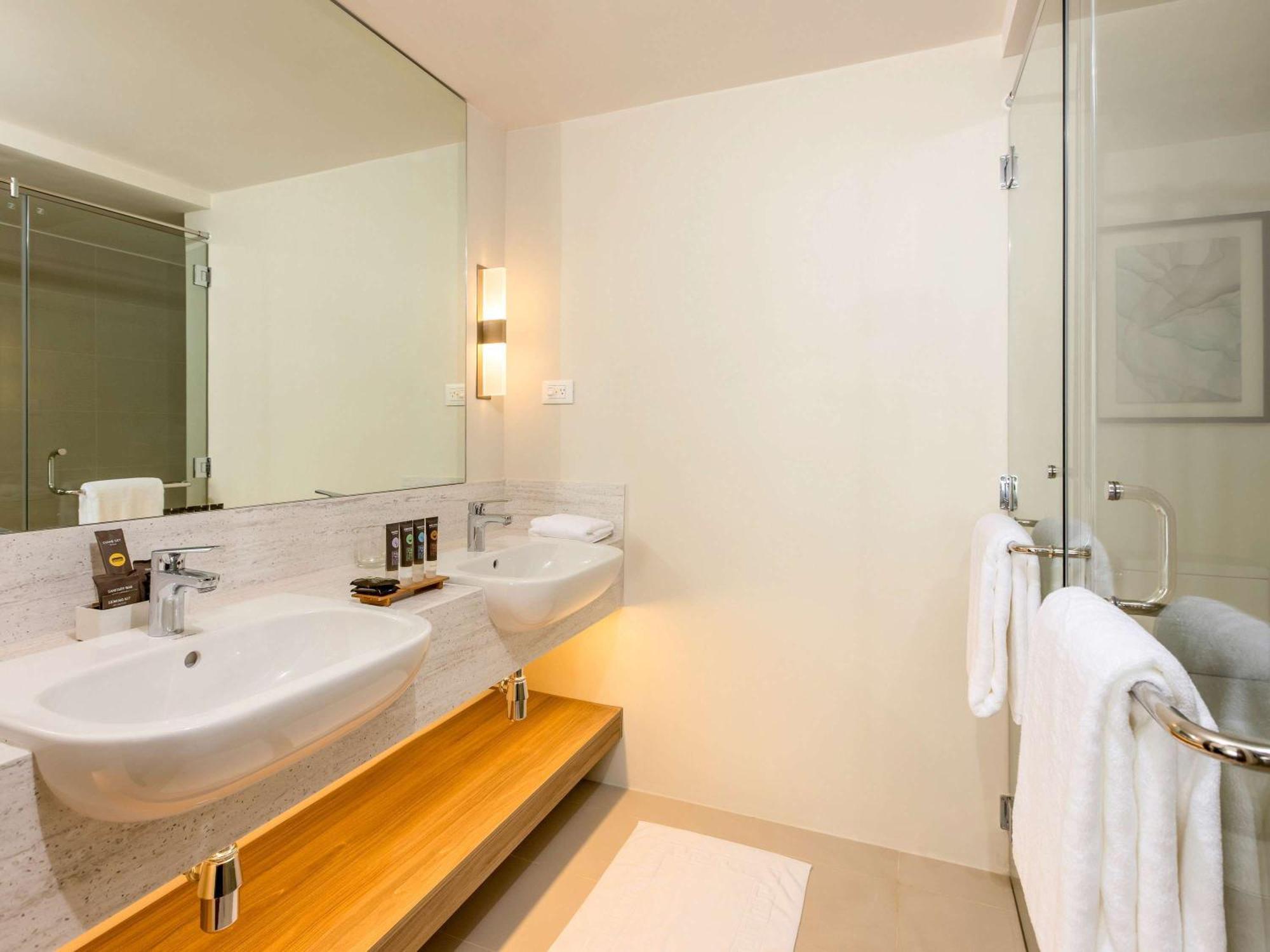 Novotel Suites Manila At Acqua Mandaluyong ภายนอก รูปภาพ