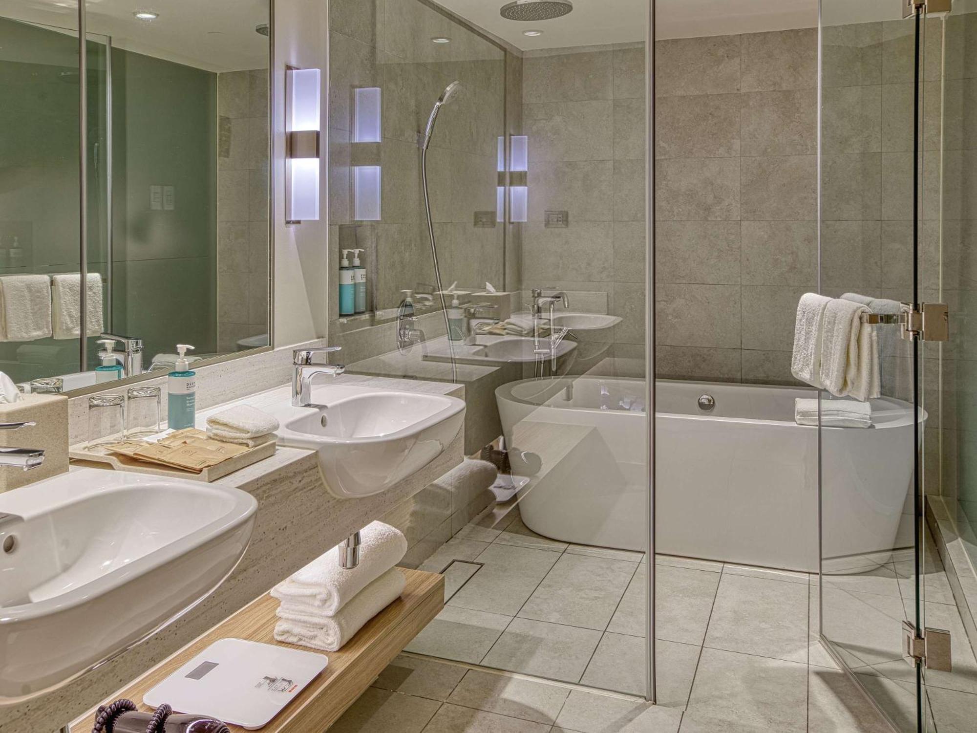 Novotel Suites Manila At Acqua Mandaluyong ภายนอก รูปภาพ