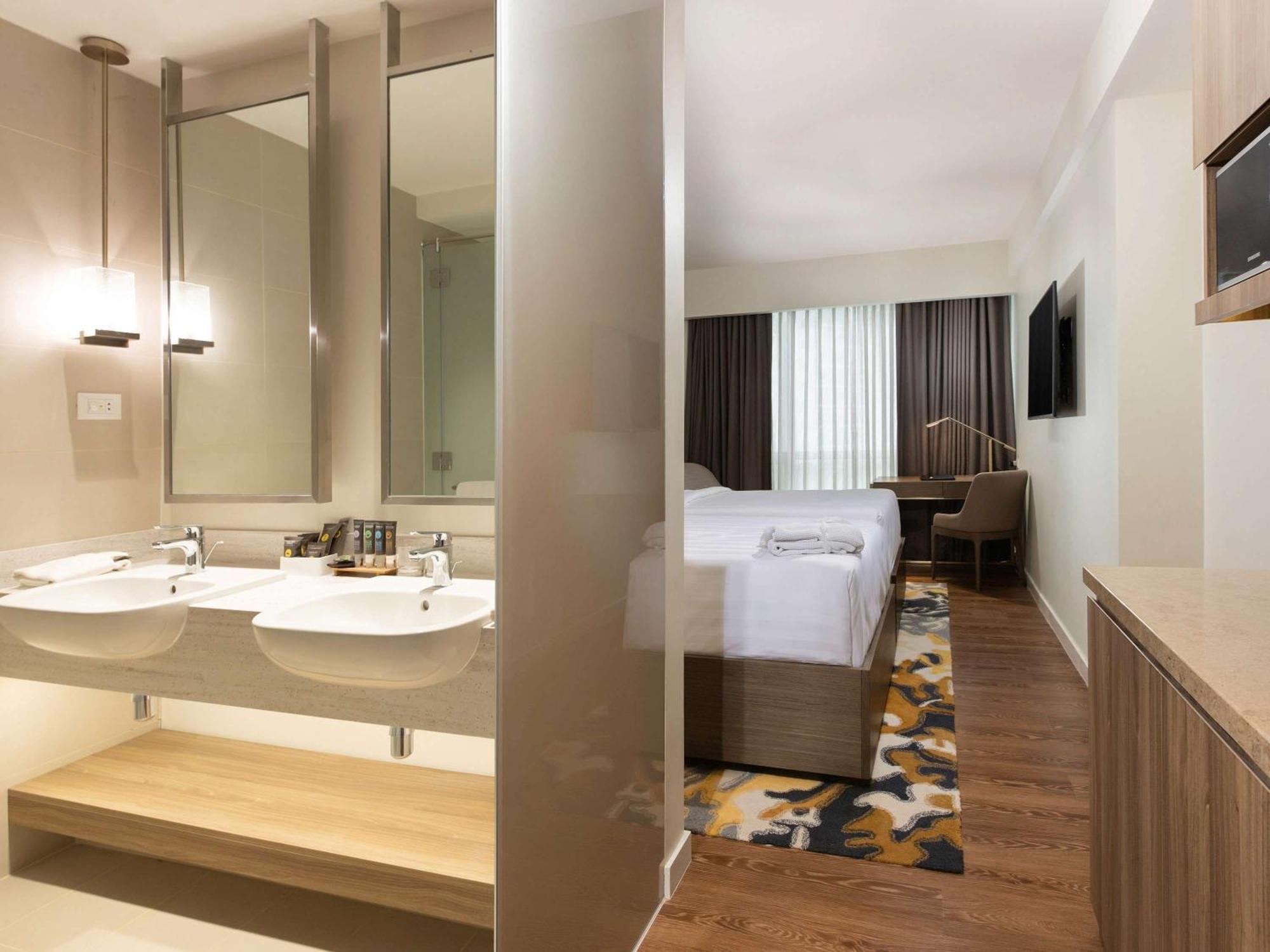 Novotel Suites Manila At Acqua Mandaluyong ภายนอก รูปภาพ