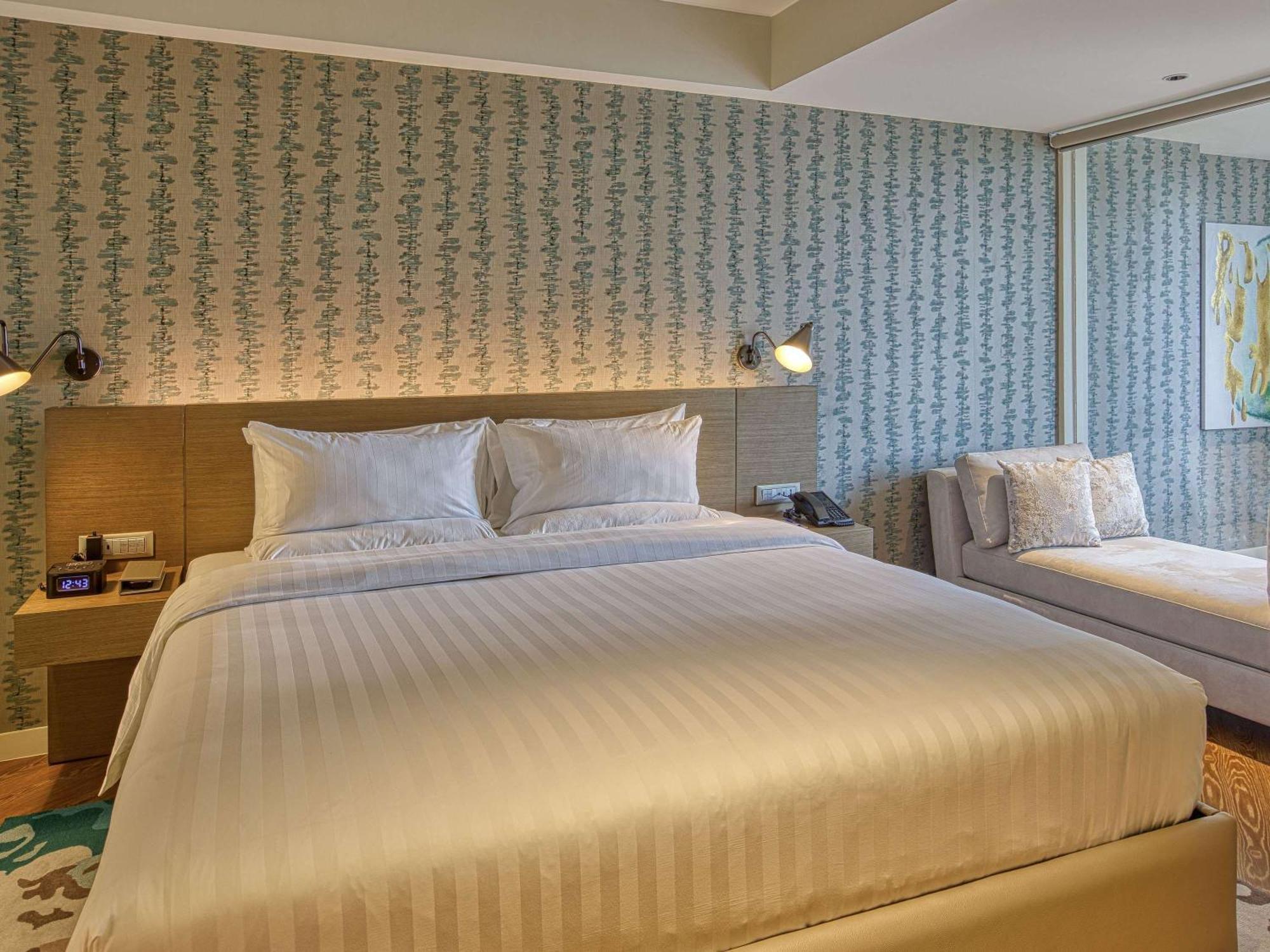 Novotel Suites Manila At Acqua Mandaluyong ภายนอก รูปภาพ