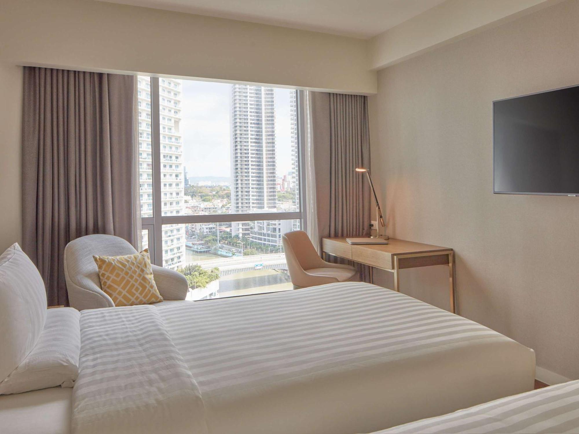Novotel Suites Manila At Acqua Mandaluyong ภายนอก รูปภาพ